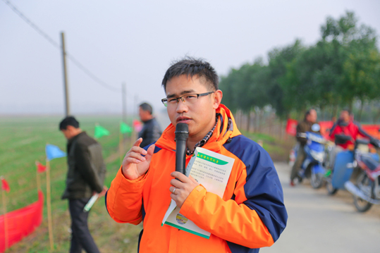 技术代表张俊江介绍谷瑞特专业化植保服务 技术代表张俊江介绍谷瑞特专业化植保服务